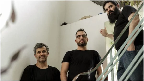 «Με τις μέλισσες ή με τους λύκους;»: Η επιτυχημένη παράσταση επιστρέφει